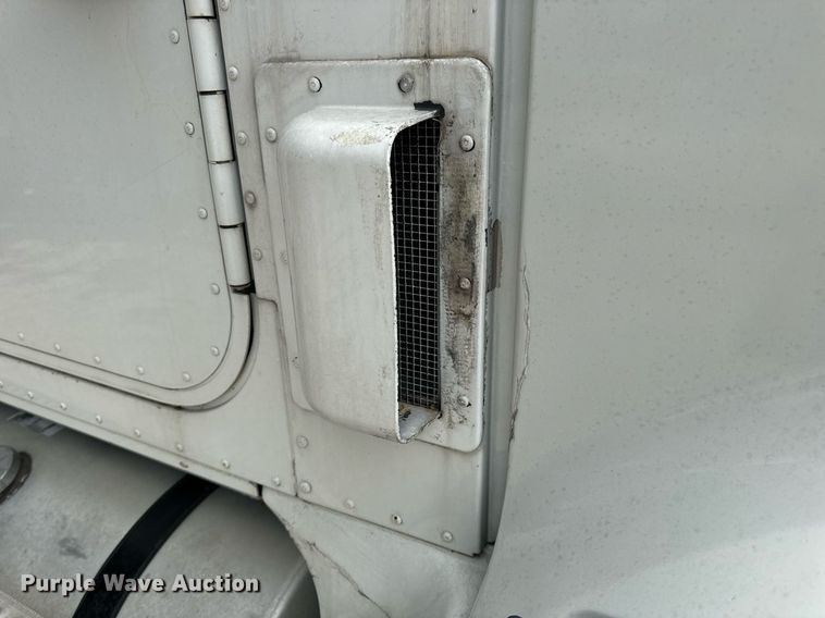 image for item DV1900 2007 International 9400i semi truck