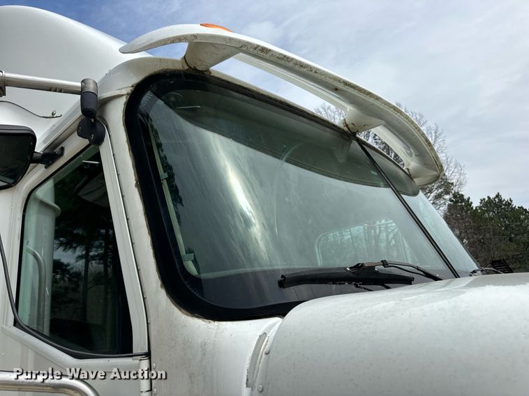 image for item DV1900 2007 International 9400i semi truck