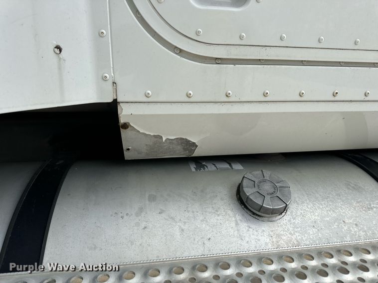 image for item DV1900 2007 International 9400i semi truck