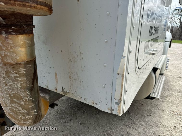 image for item DV1900 2007 International 9400i semi truck