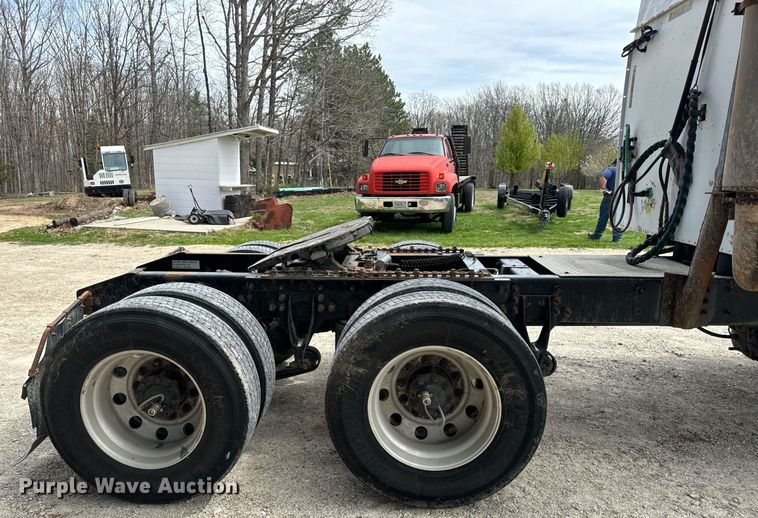 image for item DV1900 2007 International 9400i semi truck