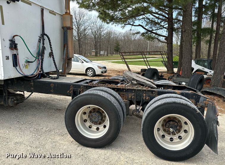 image for item DV1900 2007 International 9400i semi truck