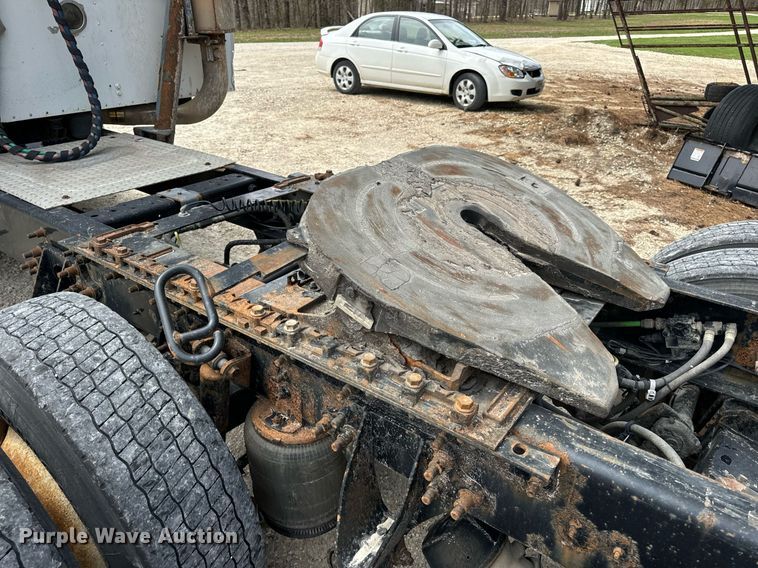 image for item DV1900 2007 International 9400i semi truck