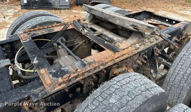 image for item DV1900 2007 International 9400i semi truck