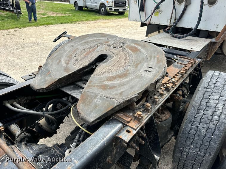 image for item DV1900 2007 International 9400i semi truck