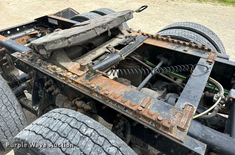 image for item DV1900 2007 International 9400i semi truck