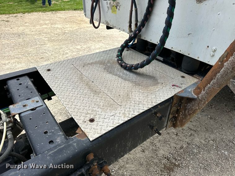 image for item DV1900 2007 International 9400i semi truck