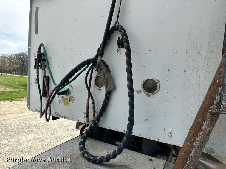 image for item DV1900 2007 International 9400i semi truck