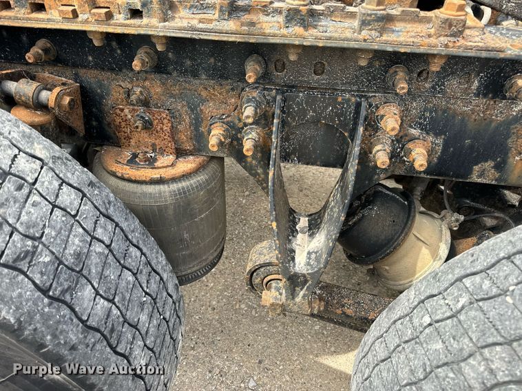 image for item DV1900 2007 International 9400i semi truck