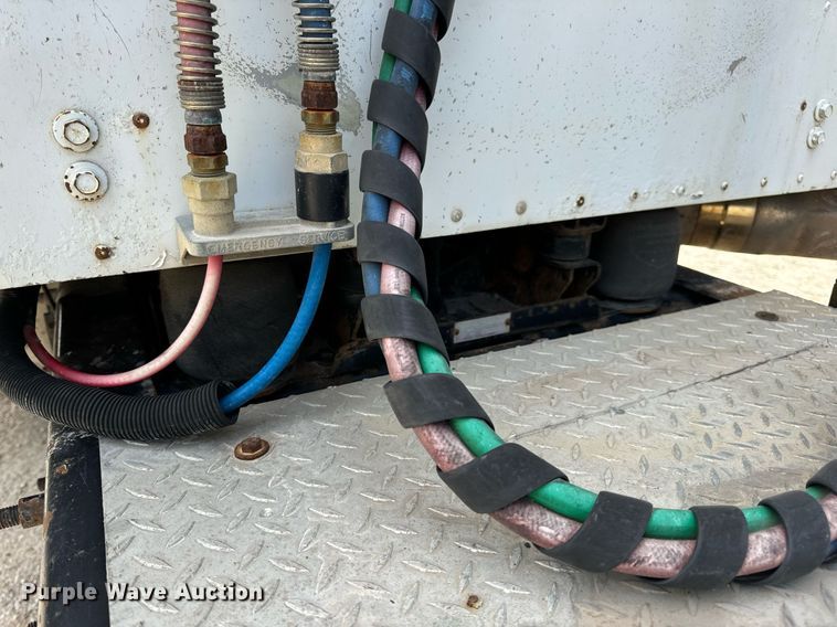 image for item DV1900 2007 International 9400i semi truck