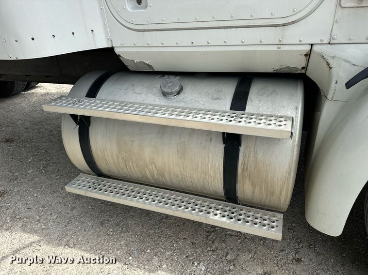 image for item DV1900 2007 International 9400i semi truck