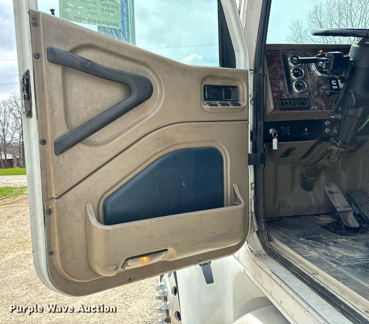 image for item DV1900 2007 International 9400i semi truck