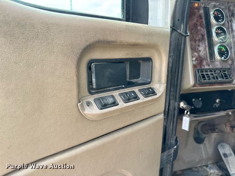 image for item DV1900 2007 International 9400i semi truck