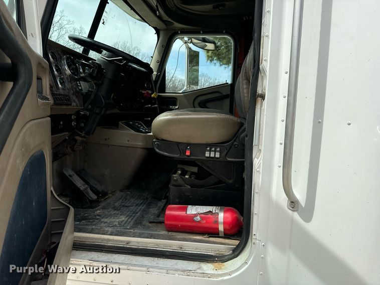 image for item DV1900 2007 International 9400i semi truck