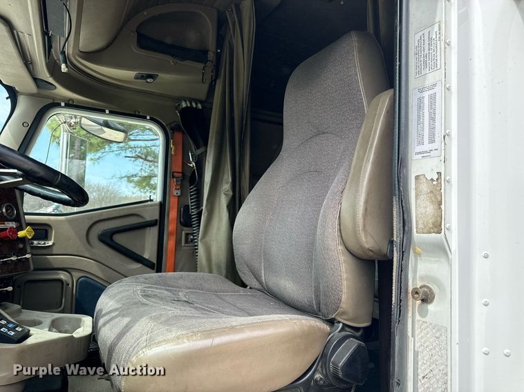 image for item DV1900 2007 International 9400i semi truck