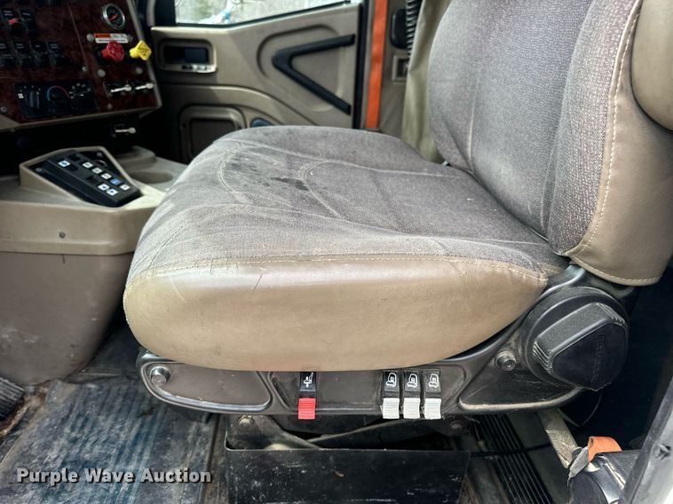 image for item DV1900 2007 International 9400i semi truck