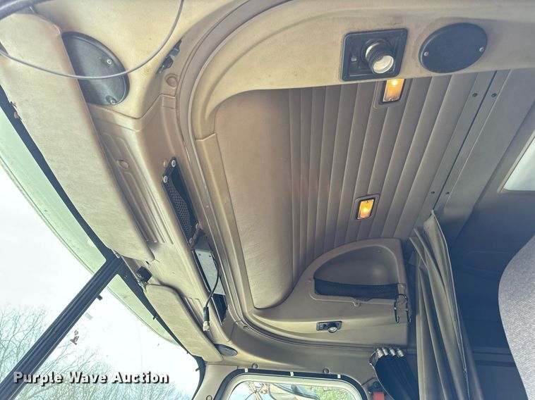 image for item DV1900 2007 International 9400i semi truck