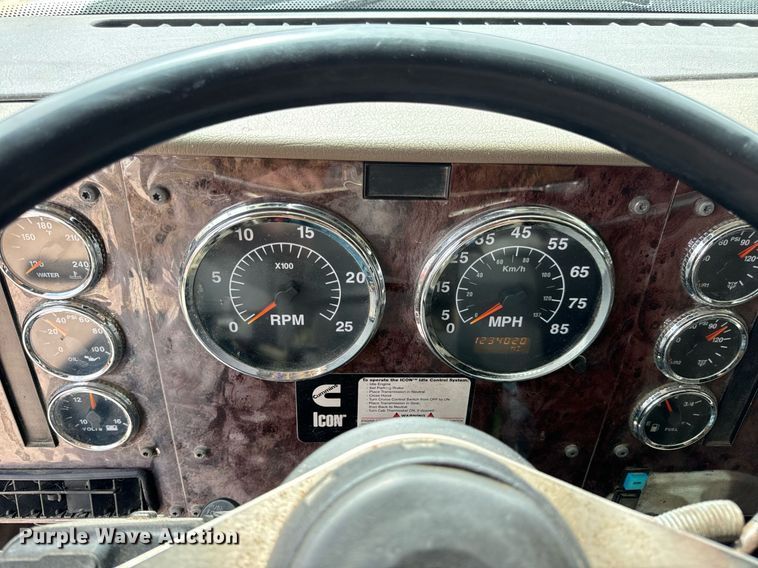 image for item DV1900 2007 International 9400i semi truck