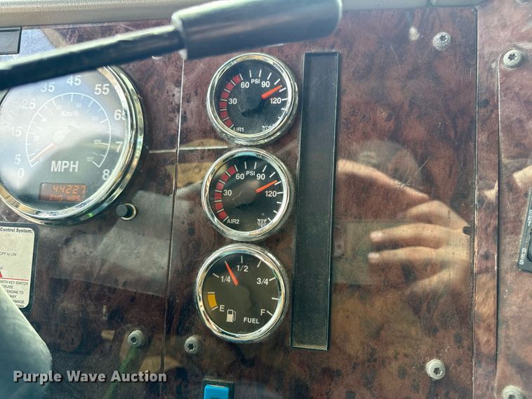 image for item DV1900 2007 International 9400i semi truck