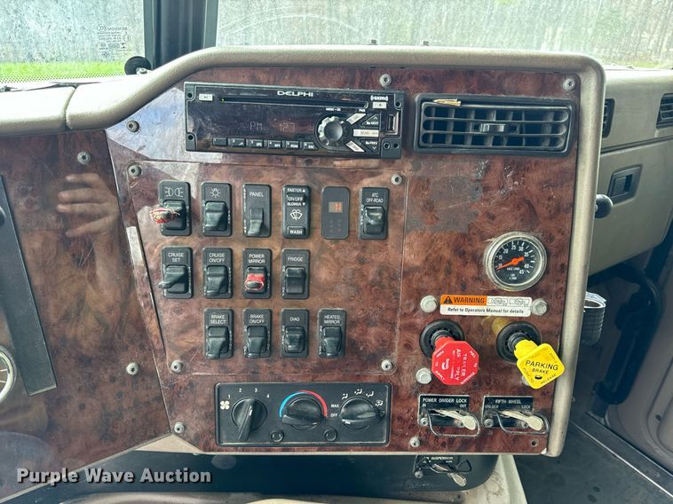 image for item DV1900 2007 International 9400i semi truck