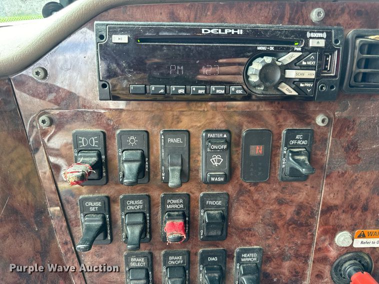 image for item DV1900 2007 International 9400i semi truck