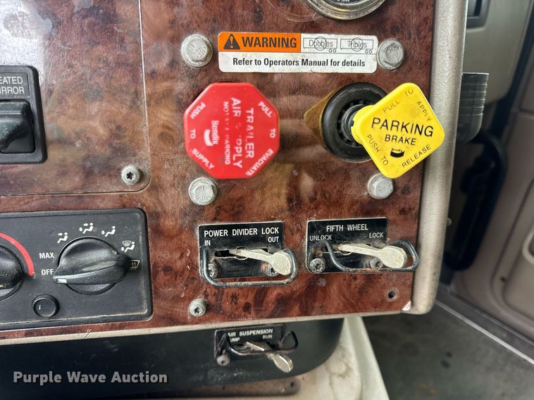 image for item DV1900 2007 International 9400i semi truck