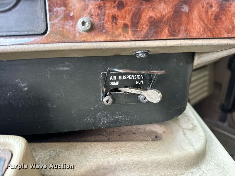 image for item DV1900 2007 International 9400i semi truck