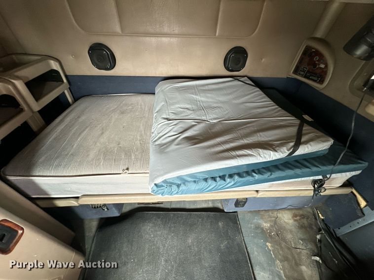 image for item DV1900 2007 International 9400i semi truck