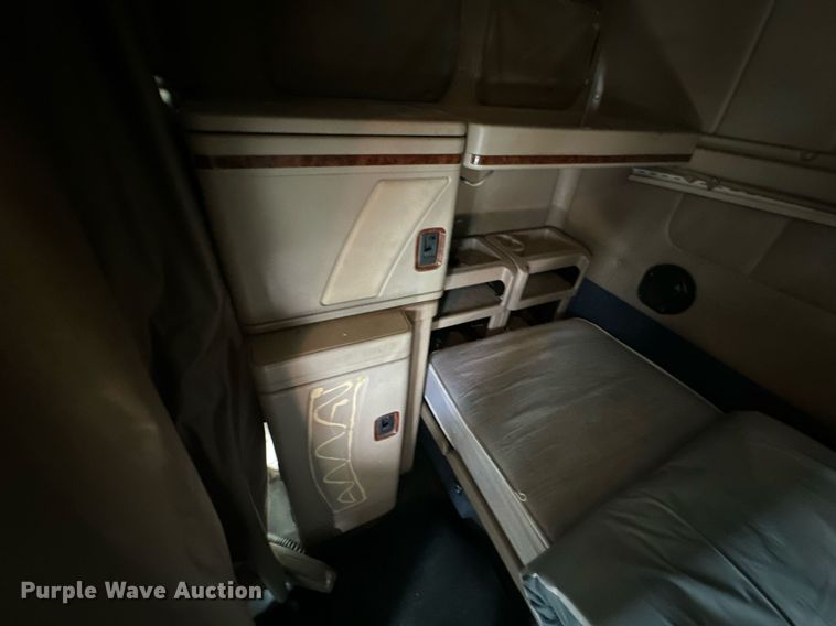 image for item DV1900 2007 International 9400i semi truck