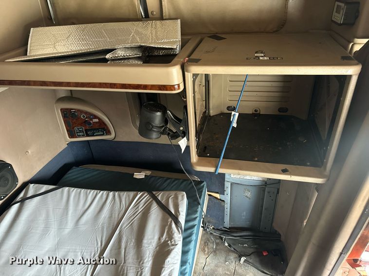 image for item DV1900 2007 International 9400i semi truck