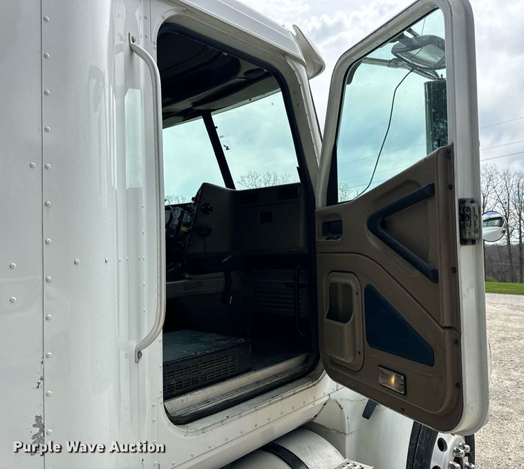 image for item DV1900 2007 International 9400i semi truck