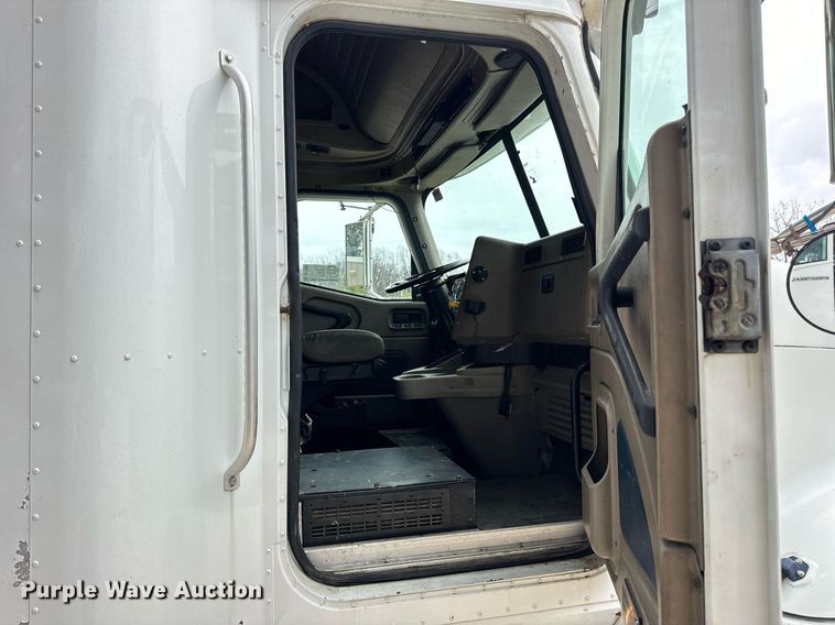 image for item DV1900 2007 International 9400i semi truck