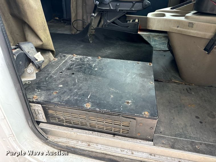 image for item DV1900 2007 International 9400i semi truck