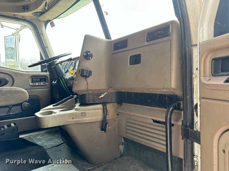 image for item DV1900 2007 International 9400i semi truck