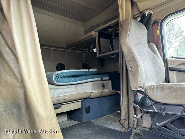 image for item DV1900 2007 International 9400i semi truck