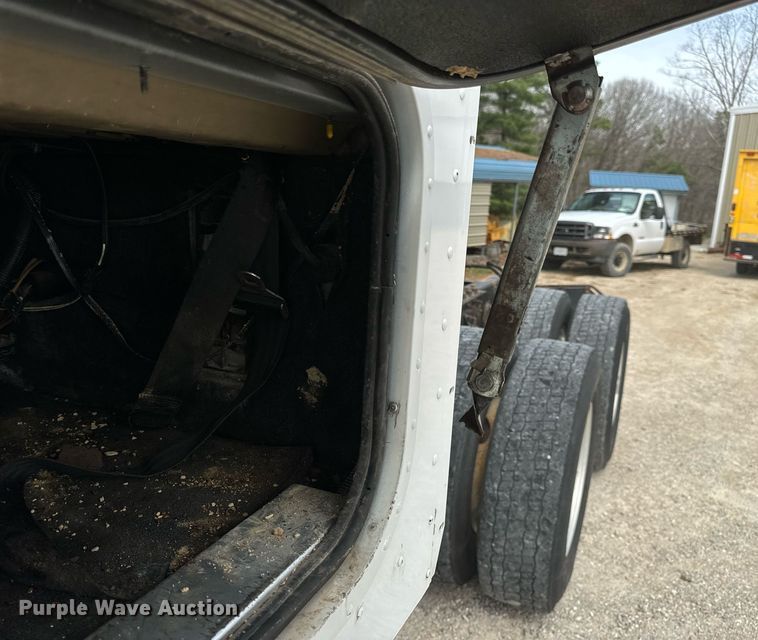 image for item DV1900 2007 International 9400i semi truck