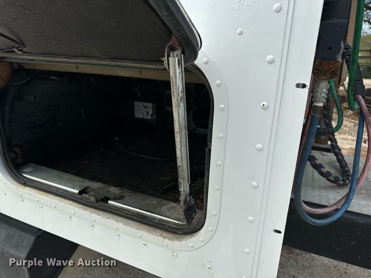 image for item DV1900 2007 International 9400i semi truck