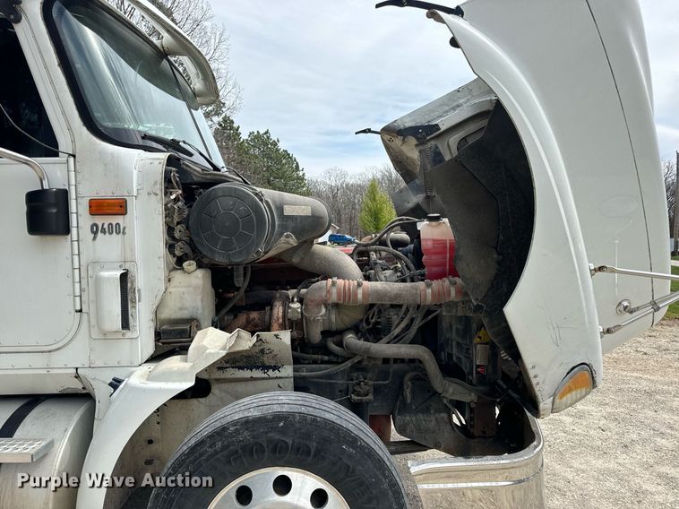 image for item DV1900 2007 International 9400i semi truck