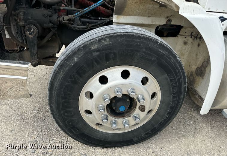 image for item DV1900 2007 International 9400i semi truck