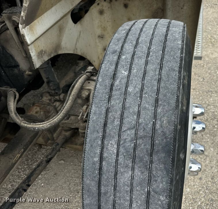 image for item DV1900 2007 International 9400i semi truck