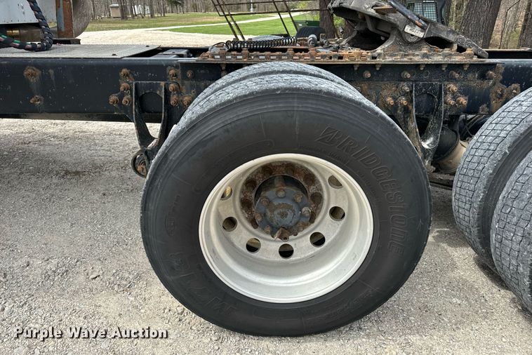 image for item DV1900 2007 International 9400i semi truck