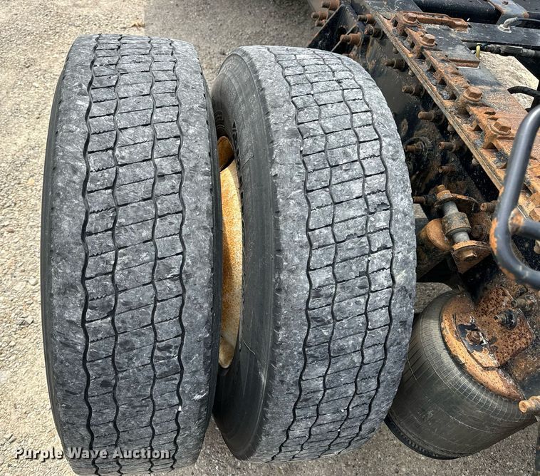 image for item DV1900 2007 International 9400i semi truck