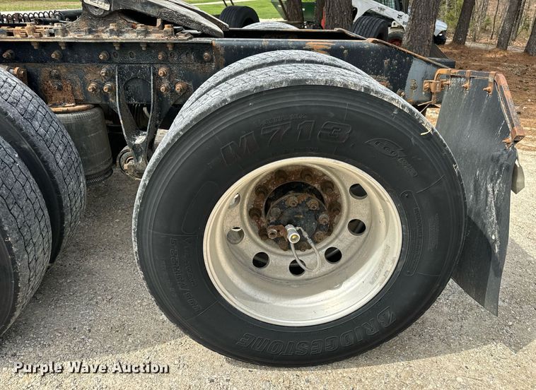 image for item DV1900 2007 International 9400i semi truck