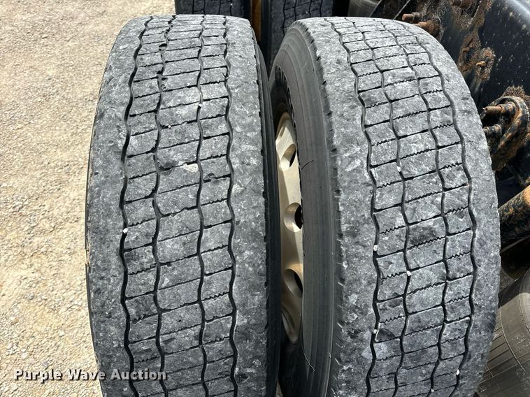 image for item DV1900 2007 International 9400i semi truck