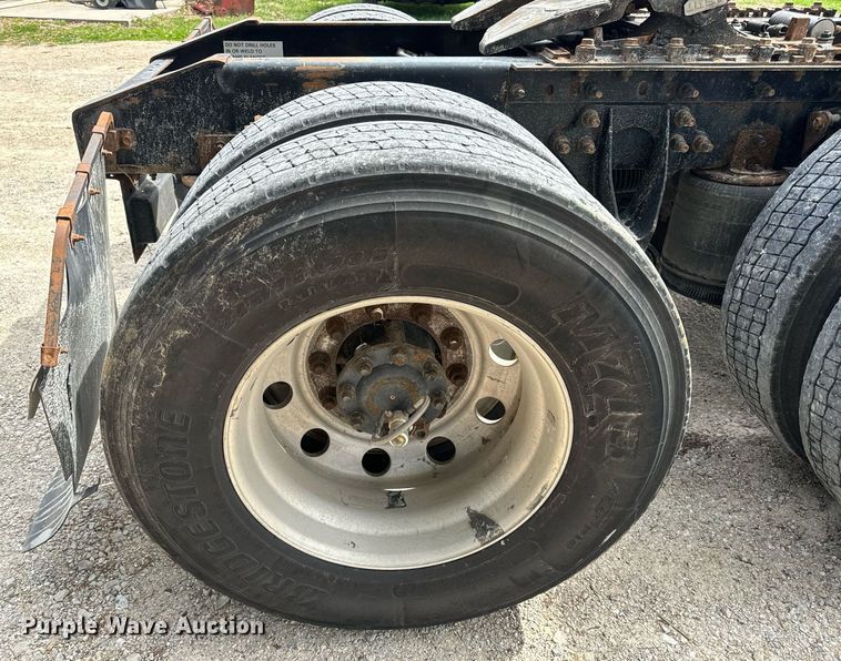 image for item DV1900 2007 International 9400i semi truck