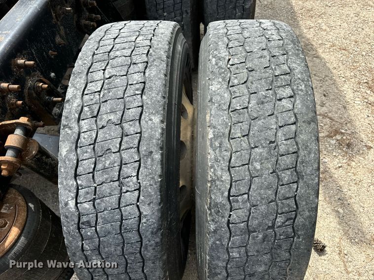 image for item DV1900 2007 International 9400i semi truck