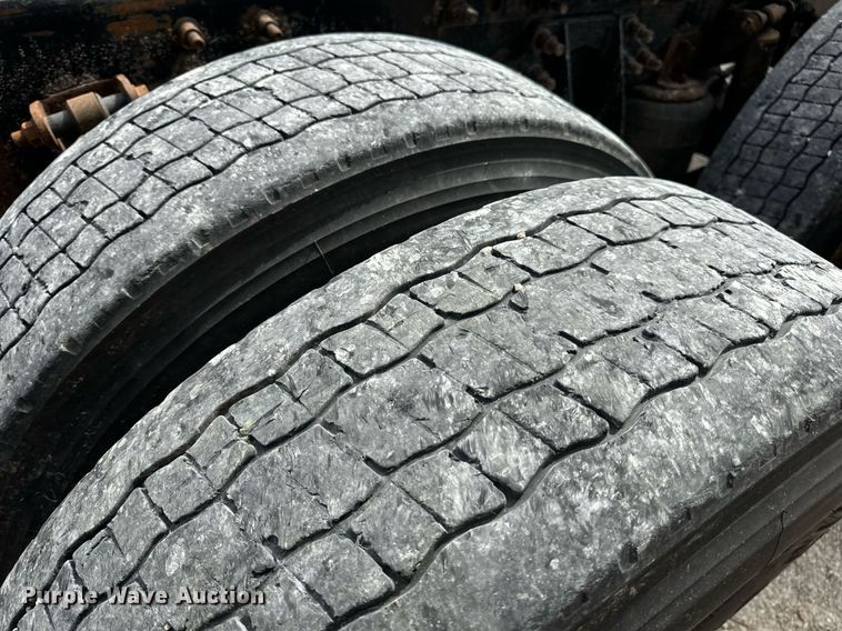 image for item DV1900 2007 International 9400i semi truck