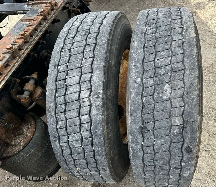 image for item DV1900 2007 International 9400i semi truck