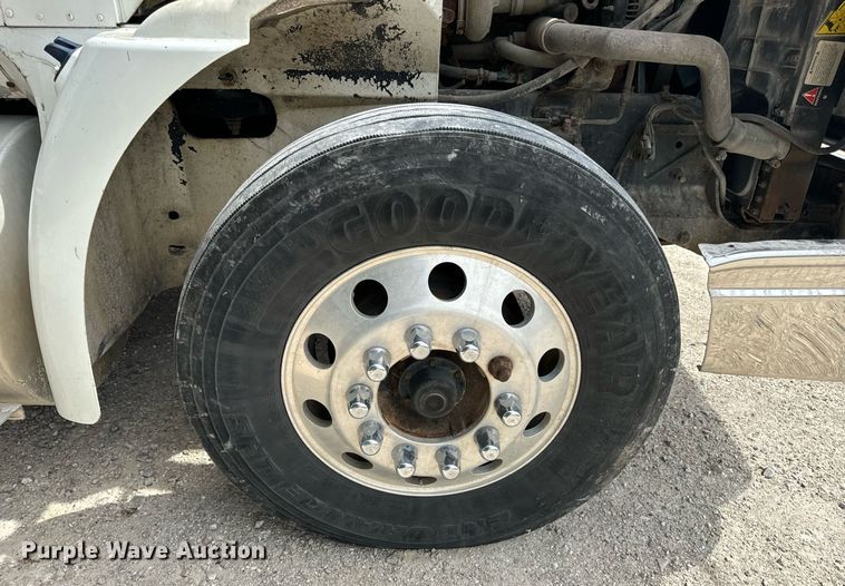 image for item DV1900 2007 International 9400i semi truck