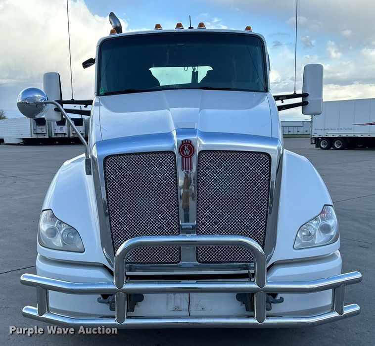 image for item DV1902 2015 Kenworth T680 semi truck